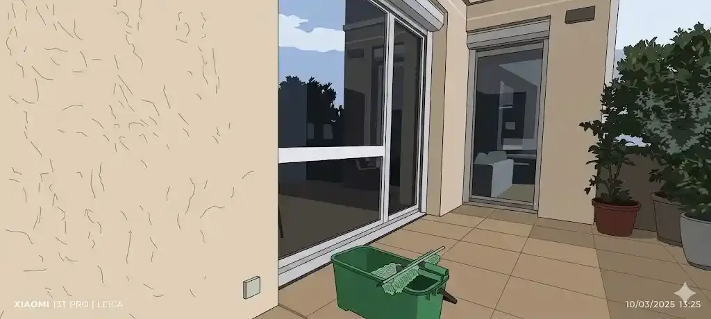 Double photo publicitaire montrant un laveur de vitres nettoyant une baie coulissante de l'intérieur et un autre intervenant sur une toiture vitrée à l'extérieur
