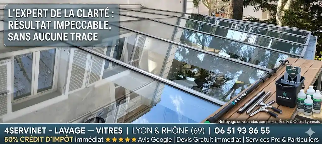 Photo montrant les outils de nettoyage de 4SERVINET posés sur une table en bois : une grande perche télescopique, plusieurs raclettes professionnelles, un seau rectangulaire noir et quatre flacons de produit