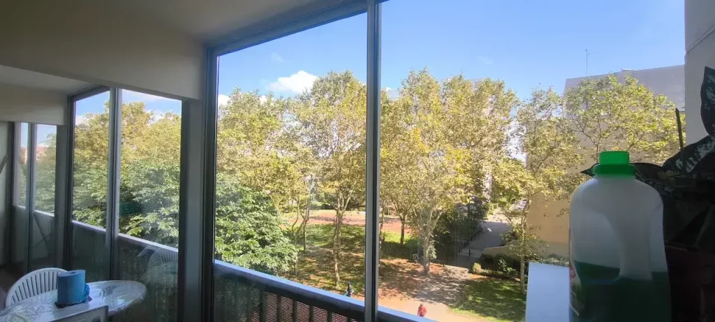 Image actuelle : Obtenez rapidement un devis en ligne gratuit et transparent pour des solutions de nettoyage de vitres personnalisées selon vos besoins. Choisissez parmi nos formules Essentiel, Complète et Excellence pour une prestation adaptée à votre budget et à vos attentes