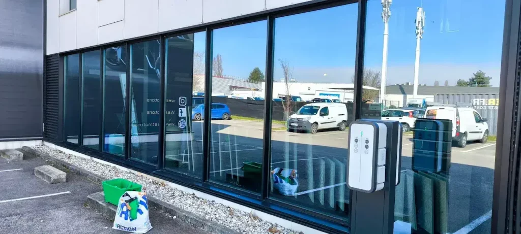 Image actuelle : "Offrez une nouvelle brillance à vos espaces avec notre service professionnel de nettoyage de vitres extérieures. Nos experts qualifiés utilisent des techniques et des produits de haute qualité pour éliminer la saleté, les traces et les résidus, laissant vos vitres immaculées et transparentes. Profitez d'une vue dégagée et d'un éclat éclatant grâce à notre service de nettoyage de vitres extérieures. Contactez-nous dès aujourd'hui pour un devis personnalisé !"