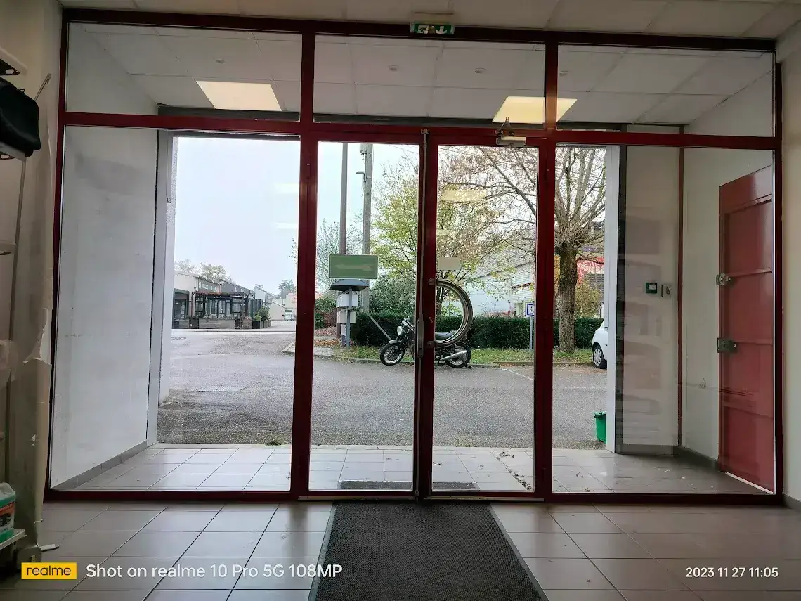 "Profitez d'un service de nettoyage de vitres intérieur impeccable et professionnel pour illuminer votre intérieur. Nos experts en nettoyage de vitres utilisent des produits écologiques et des techniques efficaces pour vous garantir des résultats éclatants. Offrez-vous des vitres sans traces et sans poussière pour une clarté optimale. Contactez-nous dès aujourd'hui pour un devis personnalisé et laissez la lumière entrer dans votre maison grâce à nos services de nettoyage de vitres intérieur de qualité supérieure."