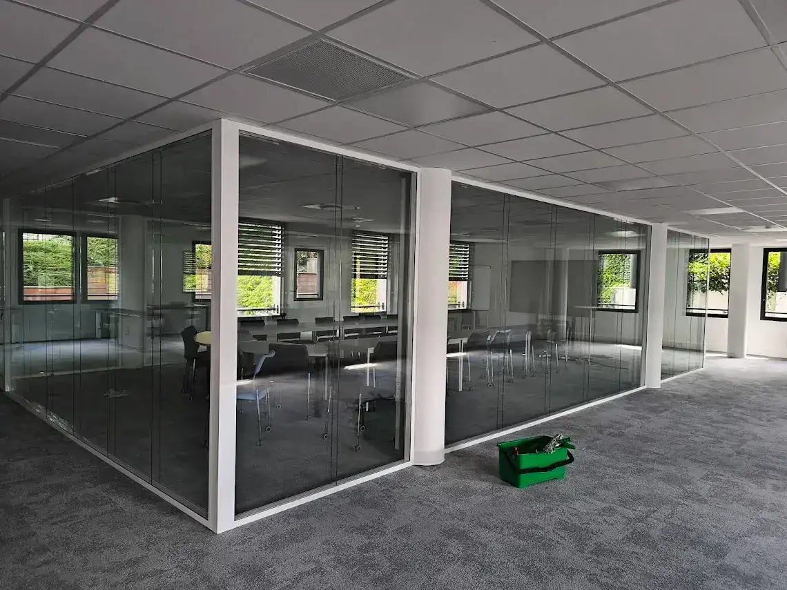 Prestations de nettoyage de vitres pour bureaux.