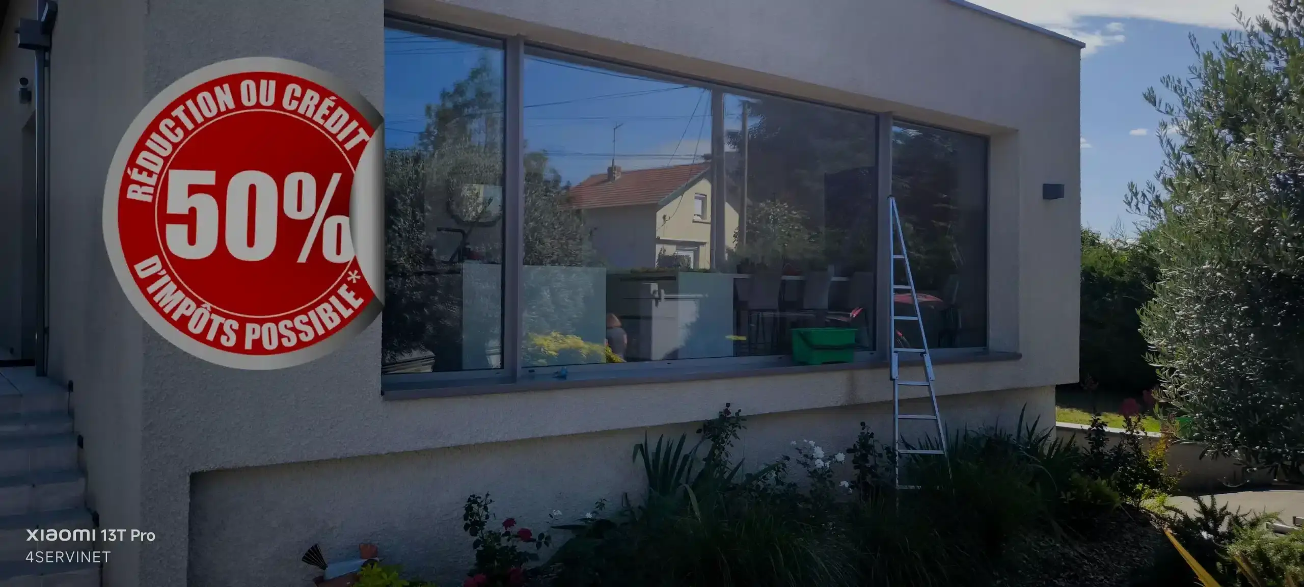 Utilisation d’un seau avec raclette et échelle pour le nettoyage de vitres chez un particulier, bénéficiant d’un crédit d’impôt de 50%.