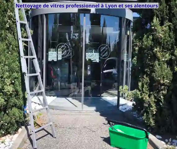 Personnel effectuant le nettoyage de vitres et vitrines à Lyon et ses environs, utilisant un seau, une