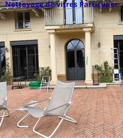 Nettoyage professionnel de vitres pour particuliers, façades vitrées et encadrements par des experts.