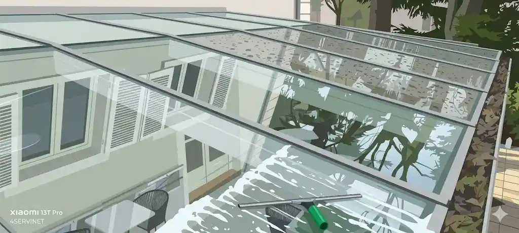 Illustration en gros plan du nettoyage d'une grande verrière de toit inclinée. Une raclette professionnelle avec manche vert élimine la mousse de lavage sur une vitre propre, tandis que les sections adjacentes montrent des traces de saleté et des feuilles mortes accumulées sur le côté